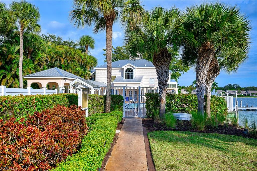 CARRIAGE HOMES AT LAKESIDE - Residential