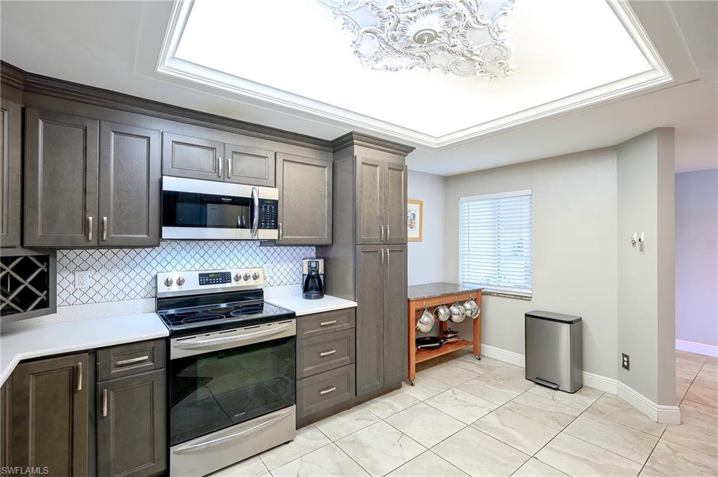 CARRIAGE HOMES AT LAKESIDE - Residential