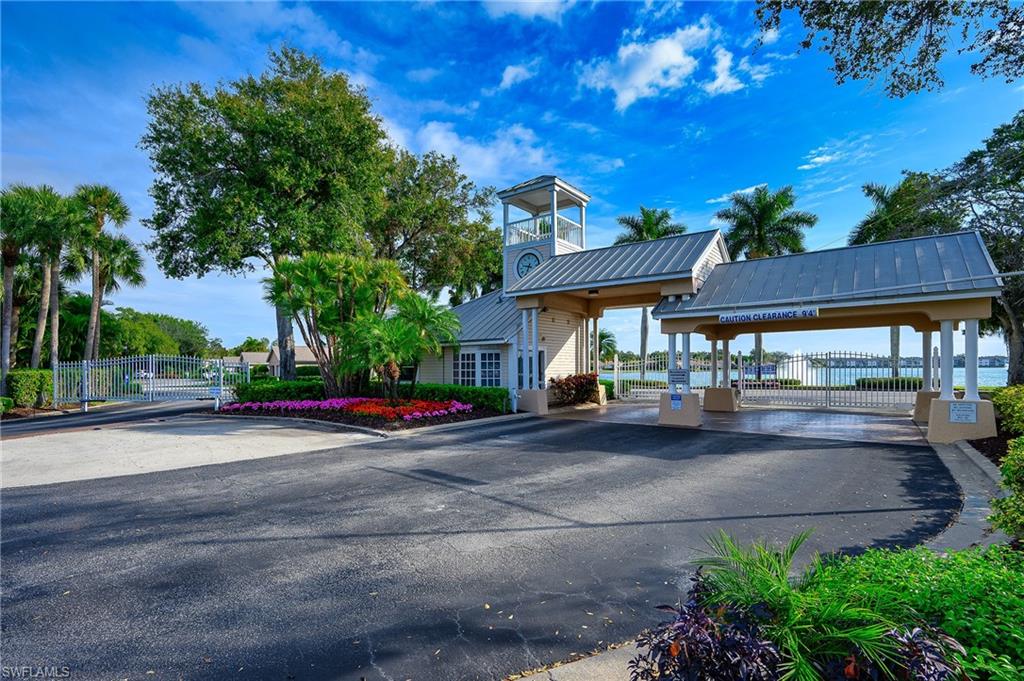 CARRIAGE HOMES AT LAKESIDE - Residential