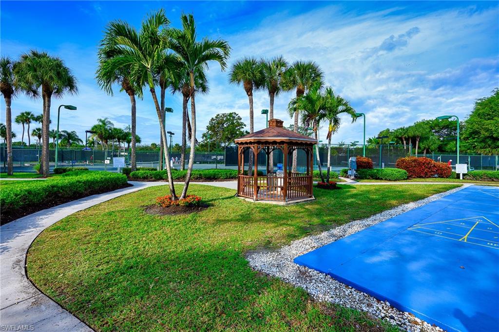 CARRIAGE HOMES AT LAKESIDE - Residential