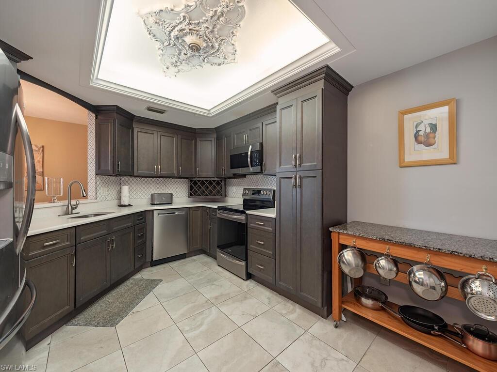 CARRIAGE HOMES AT LAKESIDE - Residential