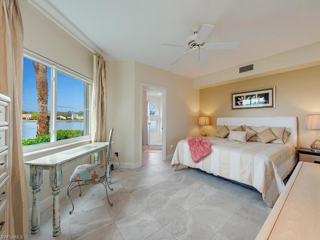 CARRIAGE HOMES AT LAKESIDE - Residential