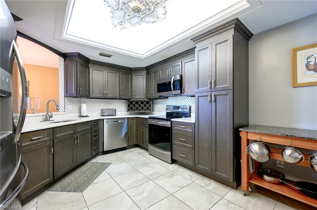 CARRIAGE HOMES AT LAKESIDE - Residential