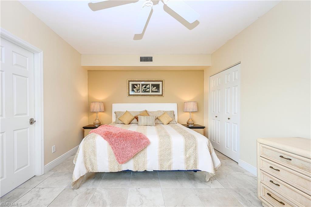 CARRIAGE HOMES AT LAKESIDE - Residential