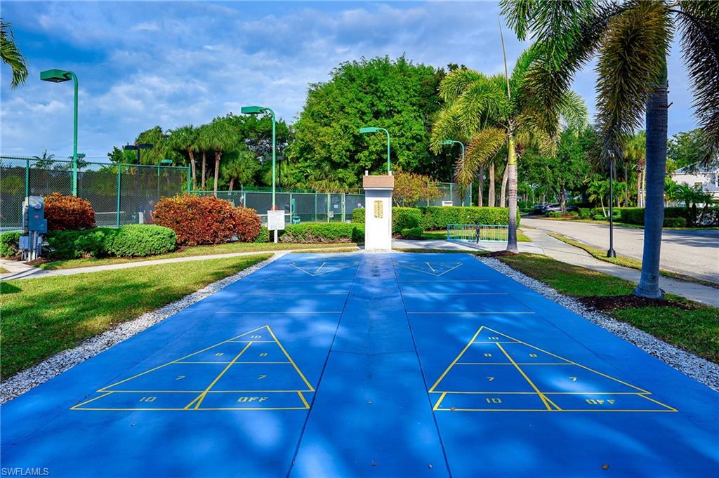 CARRIAGE HOMES AT LAKESIDE - Residential