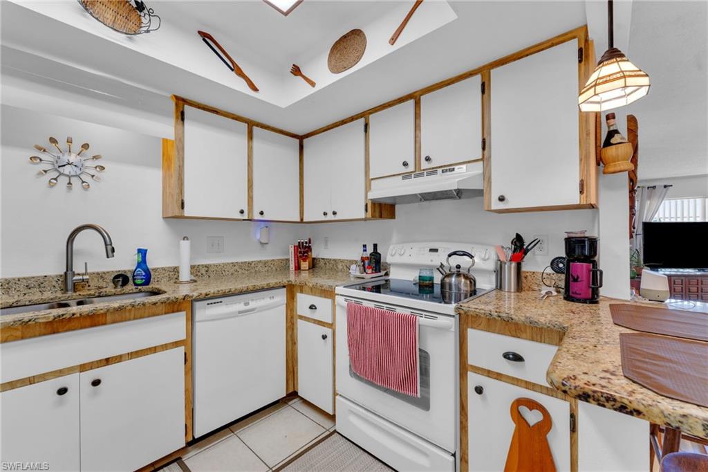 PALM TREE CONDO - Residential