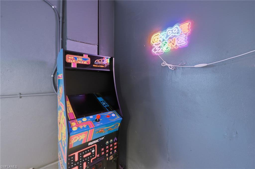 COUNTRY CLUB - Residential Lease