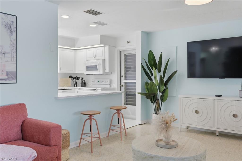 COUNTRY CLUB - Residential Lease