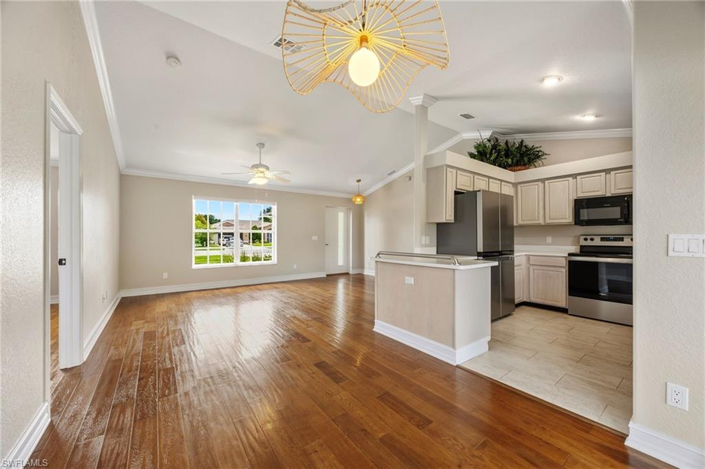 VARSITY LAKES - Residential