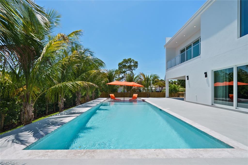 1135 Bluebird AVE