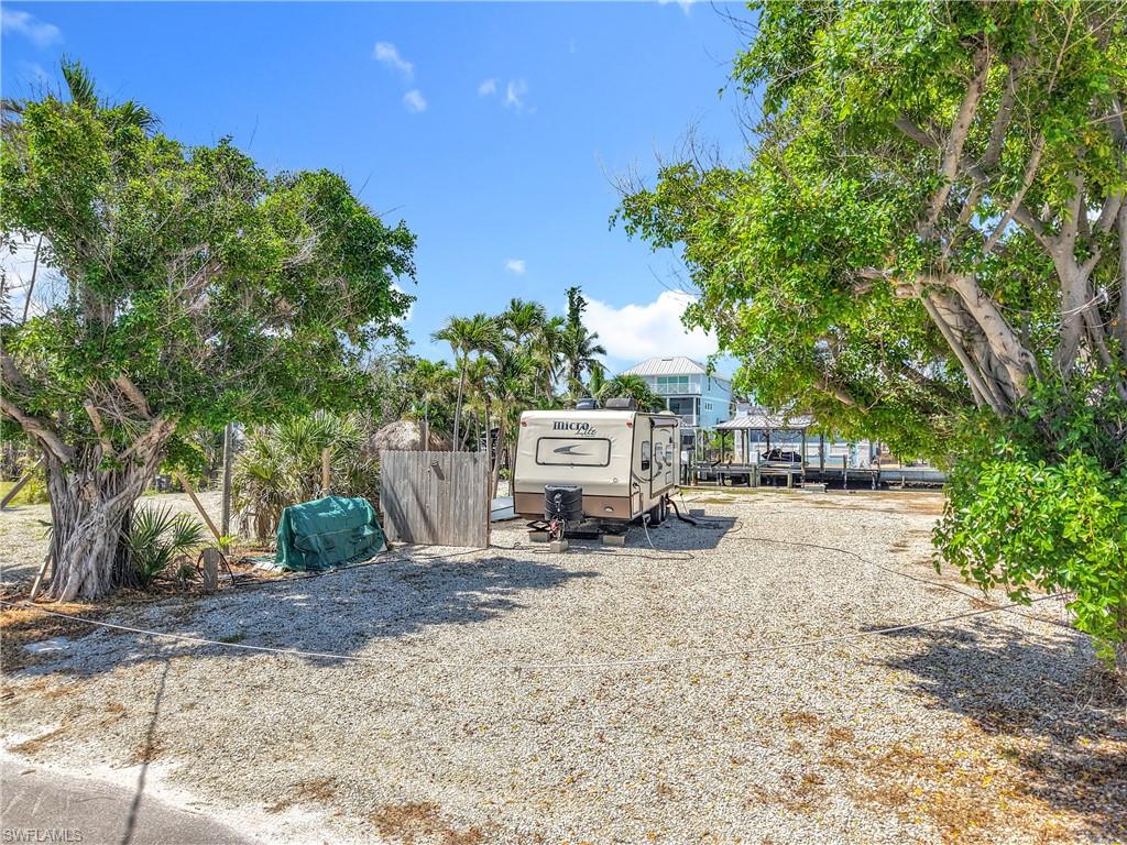 VENETIAN GARDENS - Land