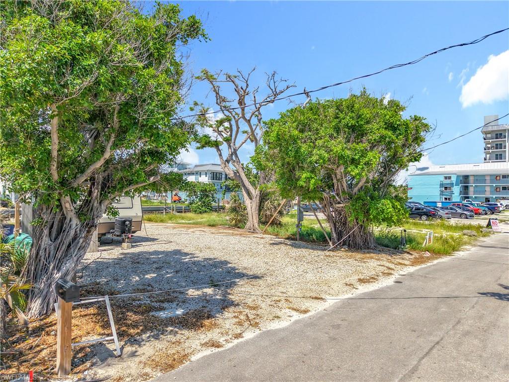 VENETIAN GARDENS - Land