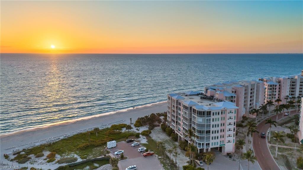 BAREFOOT BEACH CLUB - Residential