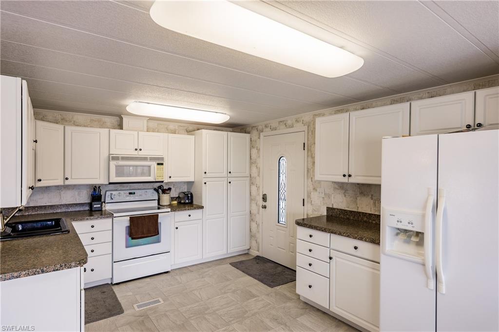 SIX LAKES COUNTRY CLUB - Residential