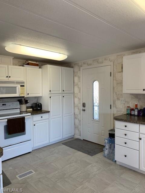 SIX LAKES COUNTRY CLUB - Residential