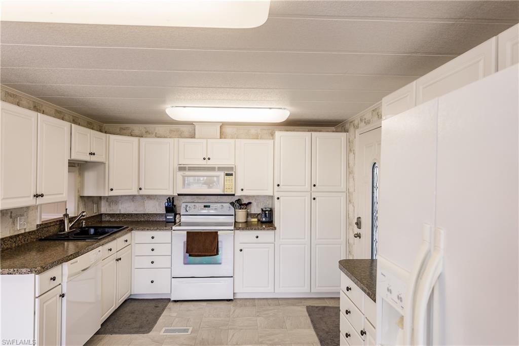 SIX LAKES COUNTRY CLUB - Residential