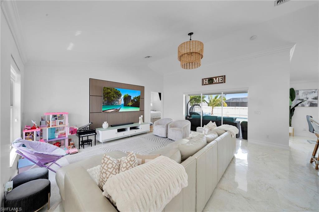 637 SW 9th AVE
