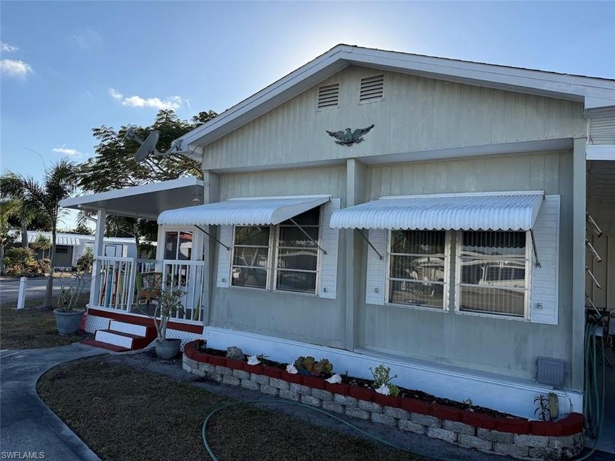 YOU OWN THE LAND, NO HOA FEES, 2 bedrooms, 1.5 bathrooms, FLORIDA ROOM OR DEN can easily be a THIRD BEDROOM OR OFFICE. Storage room, WASHER and DRYER INCLUDED, Laminated floors, beautiful CARPORT, driveway big enough for two vehicles. Nice and quiet community, VERY CLOSE TO SHOPPING, RESTAURANTS, SCHOOLS, MAJOR INTERSECTIONS, ONLY MINUTES TO I-75