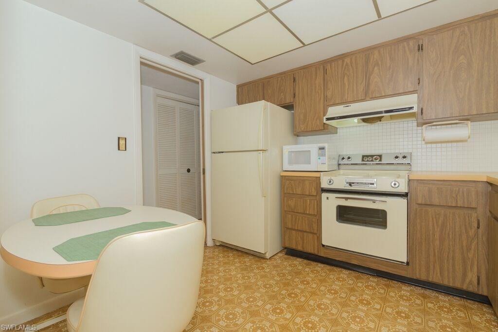 LAKEWOOD VILLAS - Residential