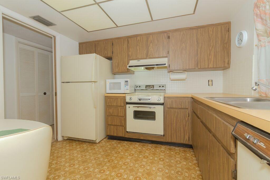 LAKEWOOD VILLAS - Residential