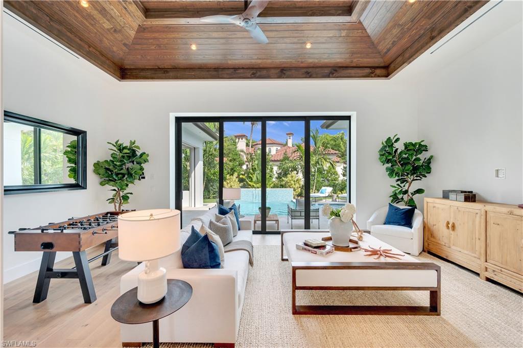 PELICAN BAY WOODS - Residential