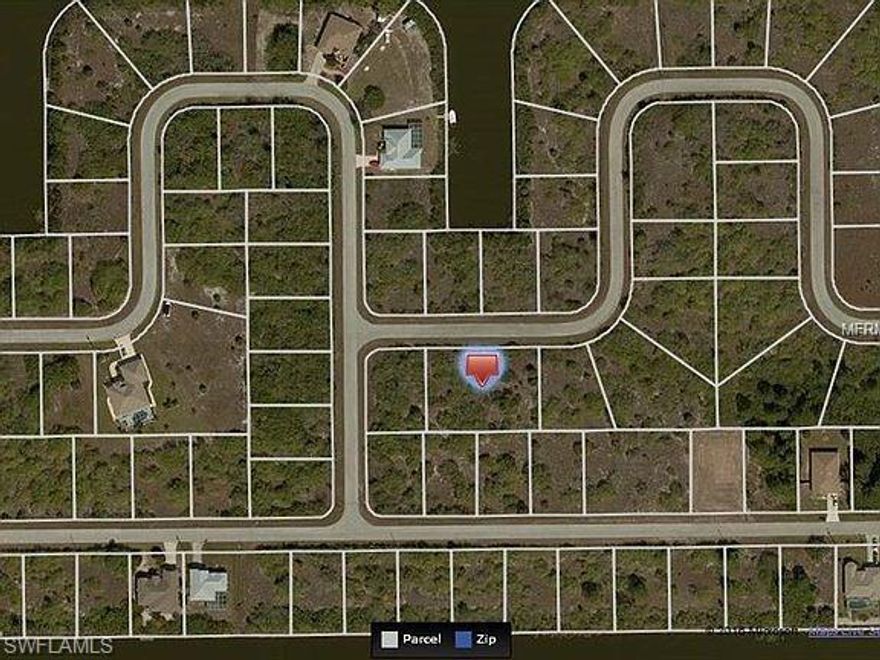 Great lot across the street from canal.  Southern exposure.