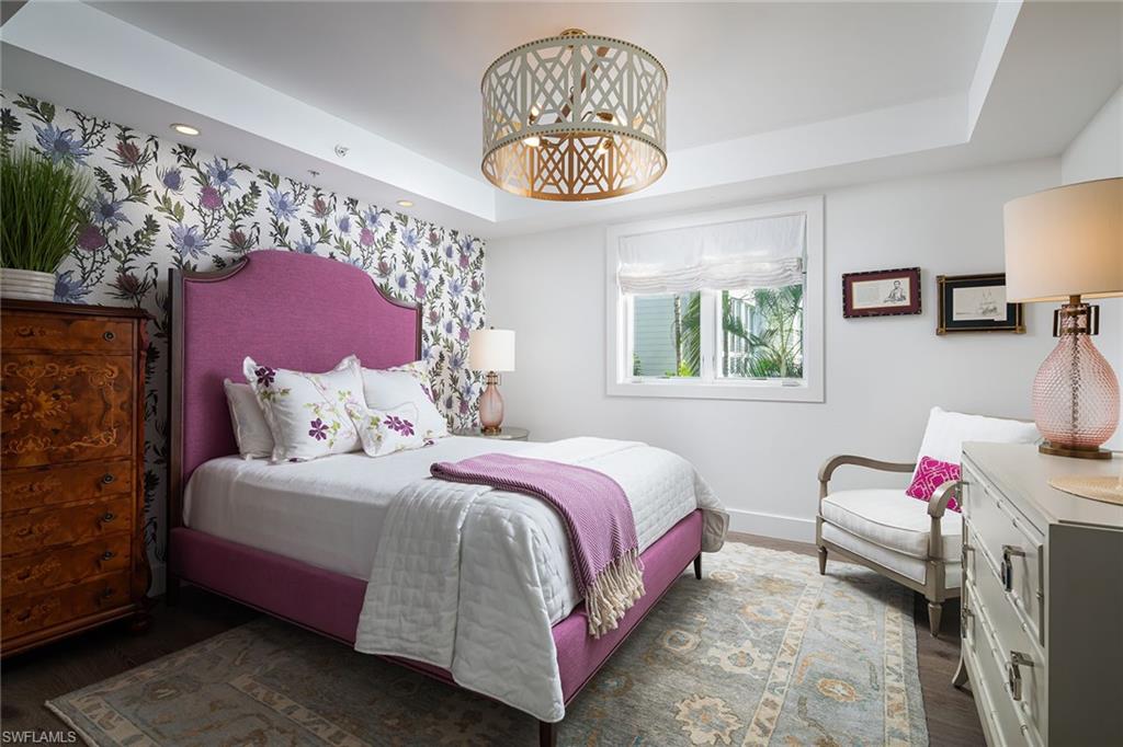 ESMERALDA ON EIGHTH - Residential