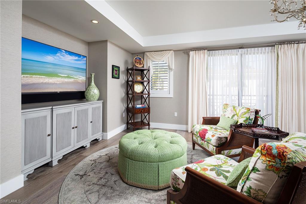 ESMERALDA ON EIGHTH - Residential