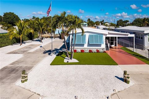 639 Palm AVE GOODLAND FL 34140