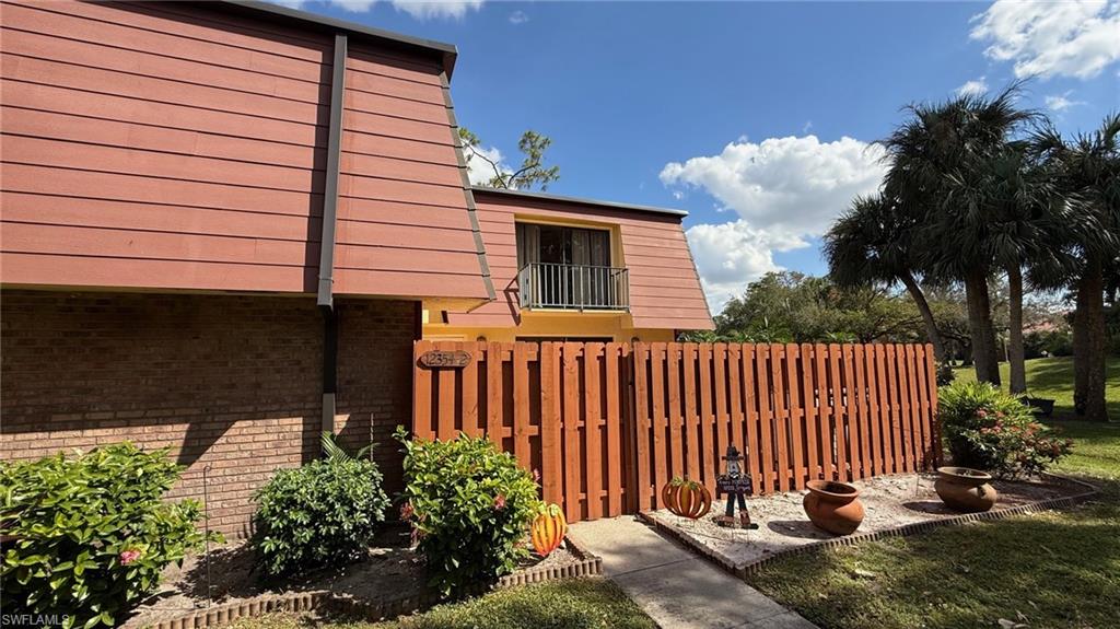 PARKWOODS TOWNHOUSE COMMUNITY - Residential