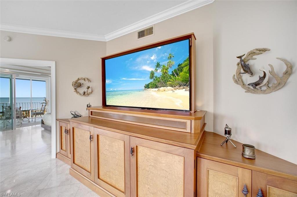 BAREFOOT BEACH CLUB - Residential