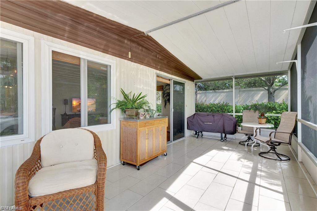 HOLIDAY MANOR - Residential