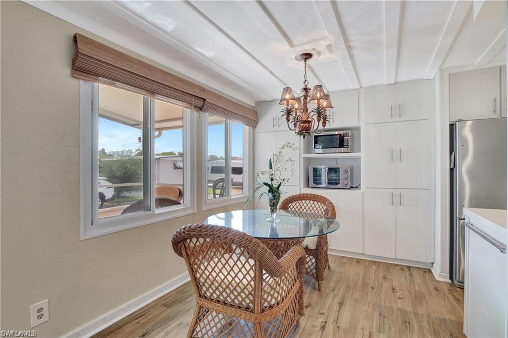 HOLIDAY MANOR - Residential