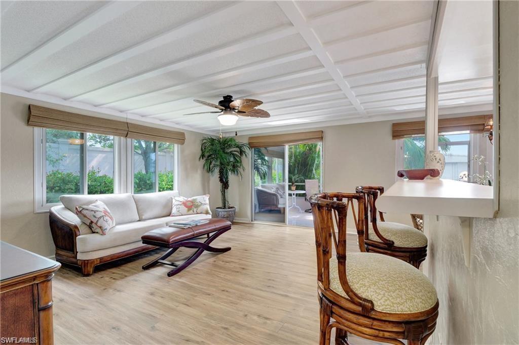 HOLIDAY MANOR - Residential