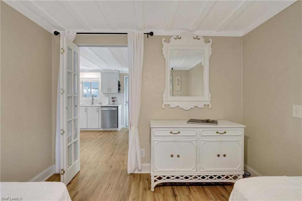 HOLIDAY MANOR - Residential