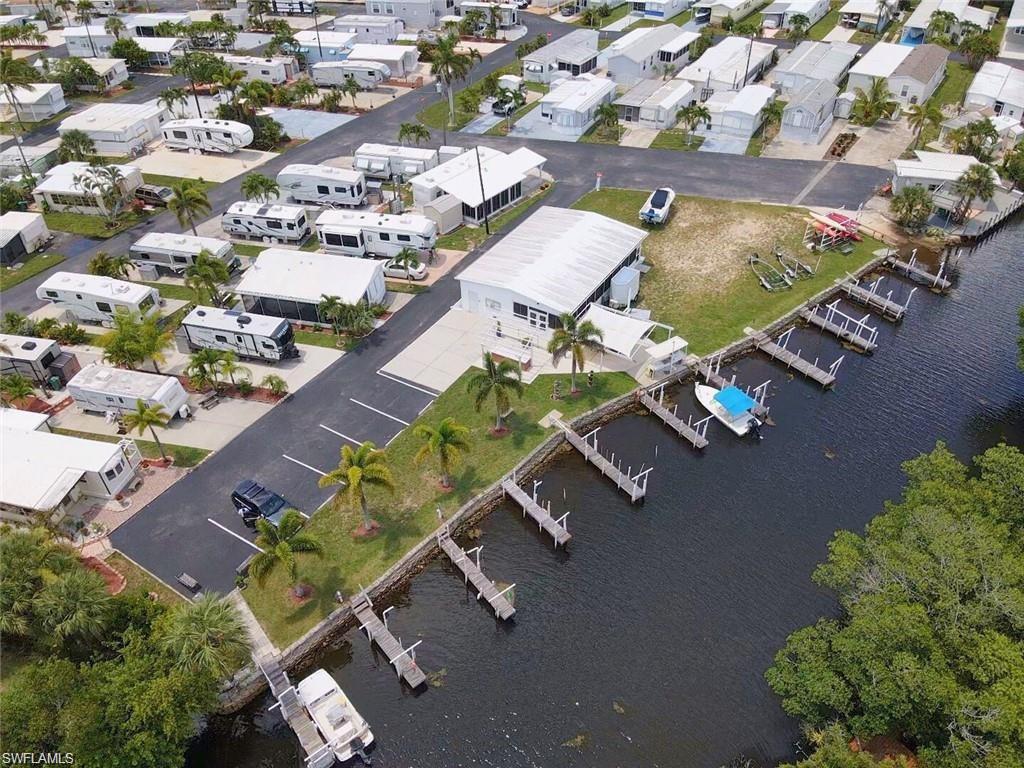 HOLIDAY MANOR - Residential