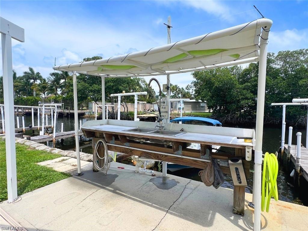 HOLIDAY MANOR - Residential