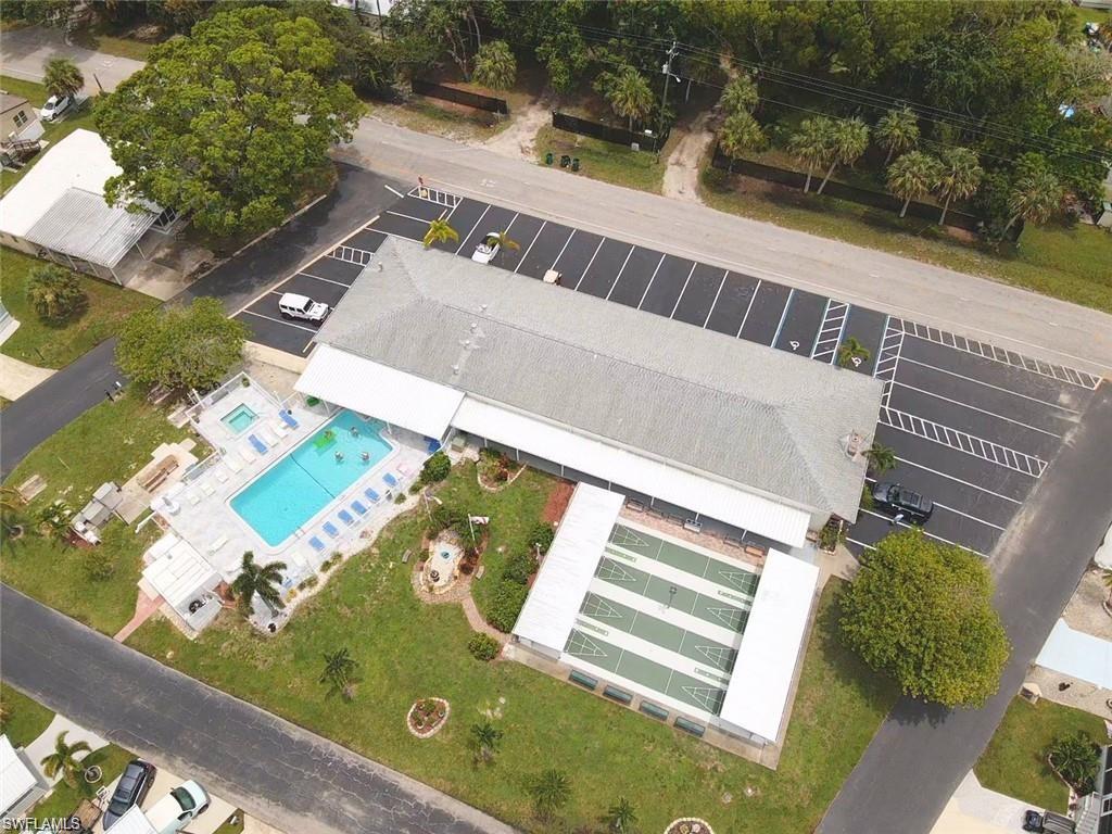 HOLIDAY MANOR - Residential