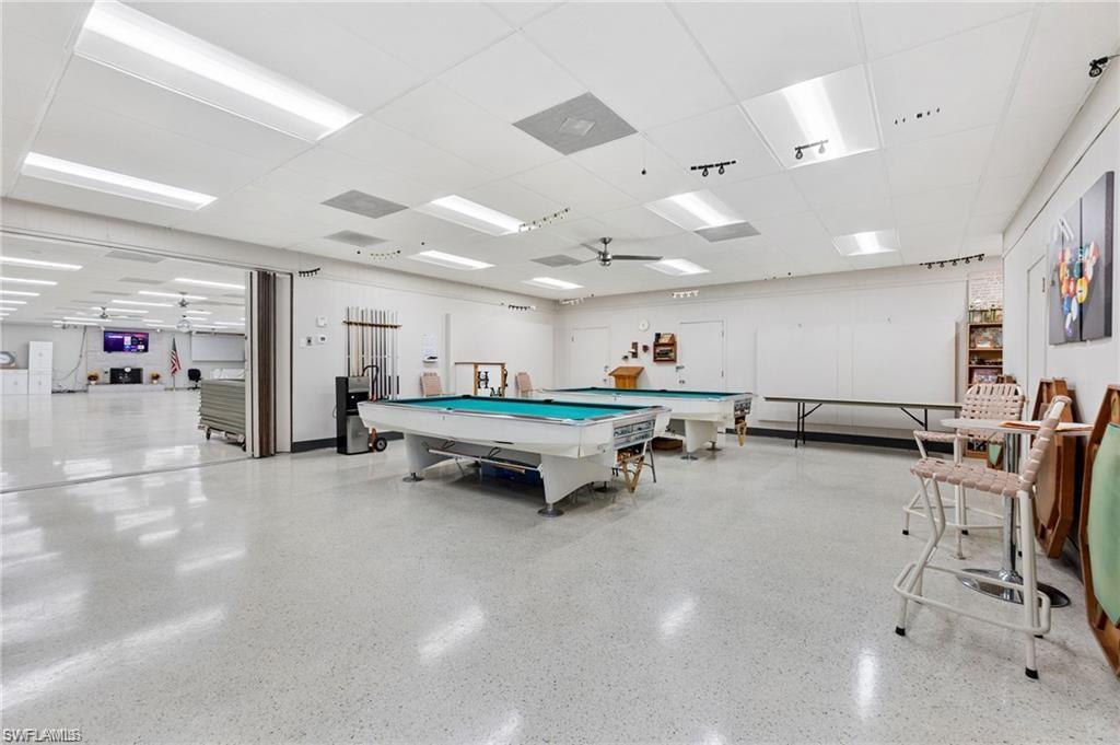 HOLIDAY MANOR - Residential