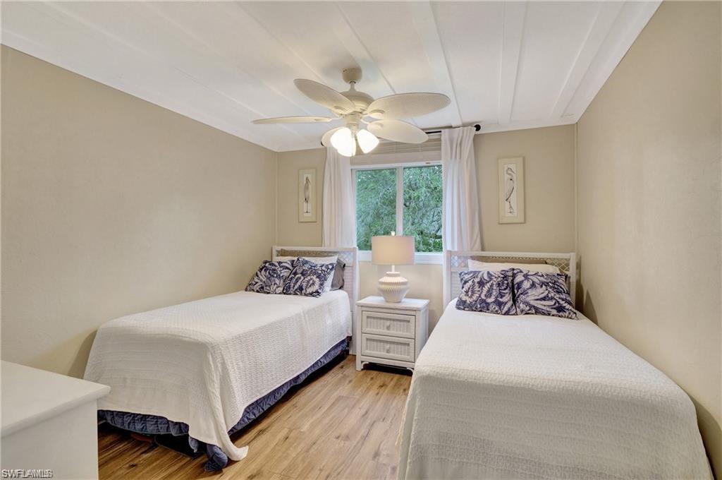 HOLIDAY MANOR - Residential