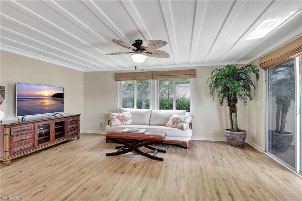 HOLIDAY MANOR - Residential