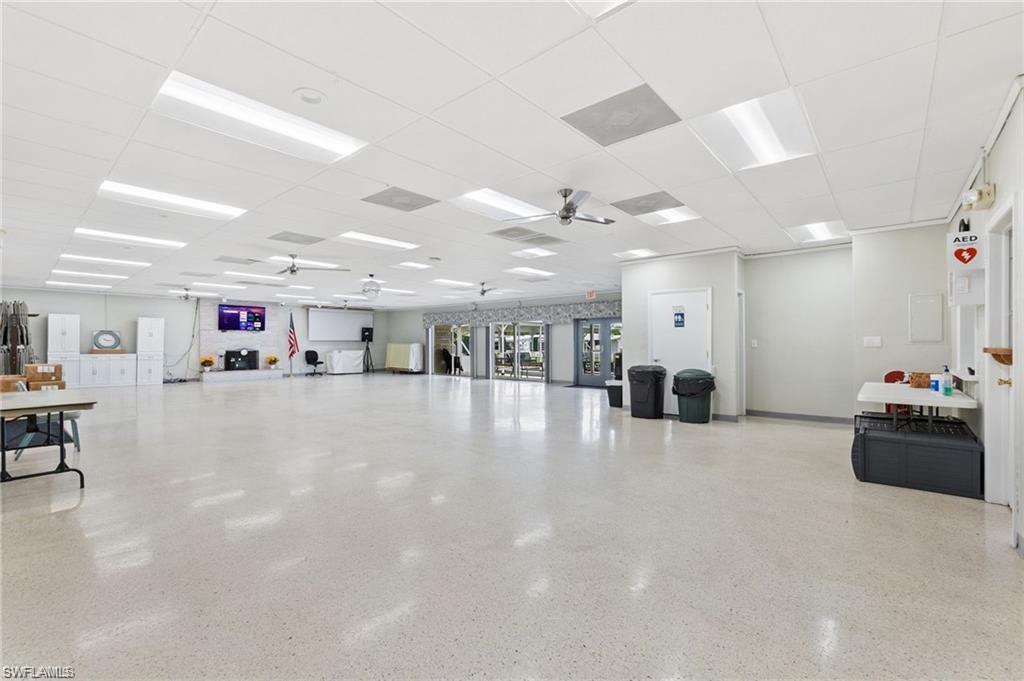 HOLIDAY MANOR - Residential