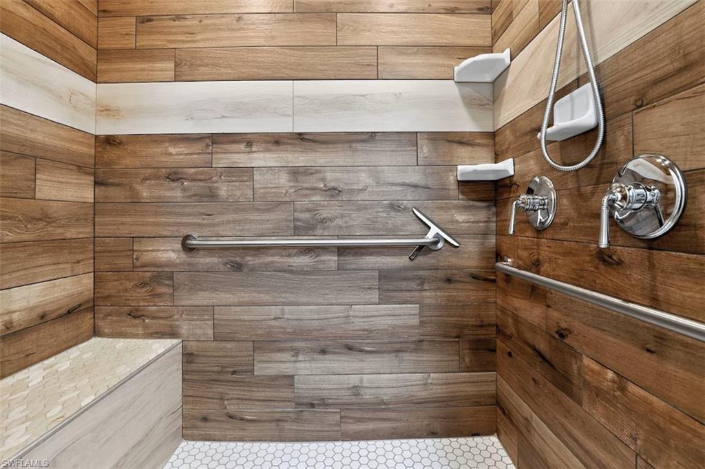 CARRIAGE HOMES AT WOODS EDGE - Residential