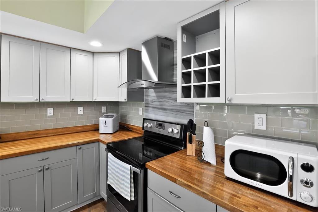 CARRIAGE HOMES AT WOODS EDGE - Residential