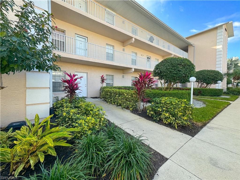 Photo of 3250 Cypress Glen WAY #424, NAPLES, FL 34109 (MLS # 226016943)