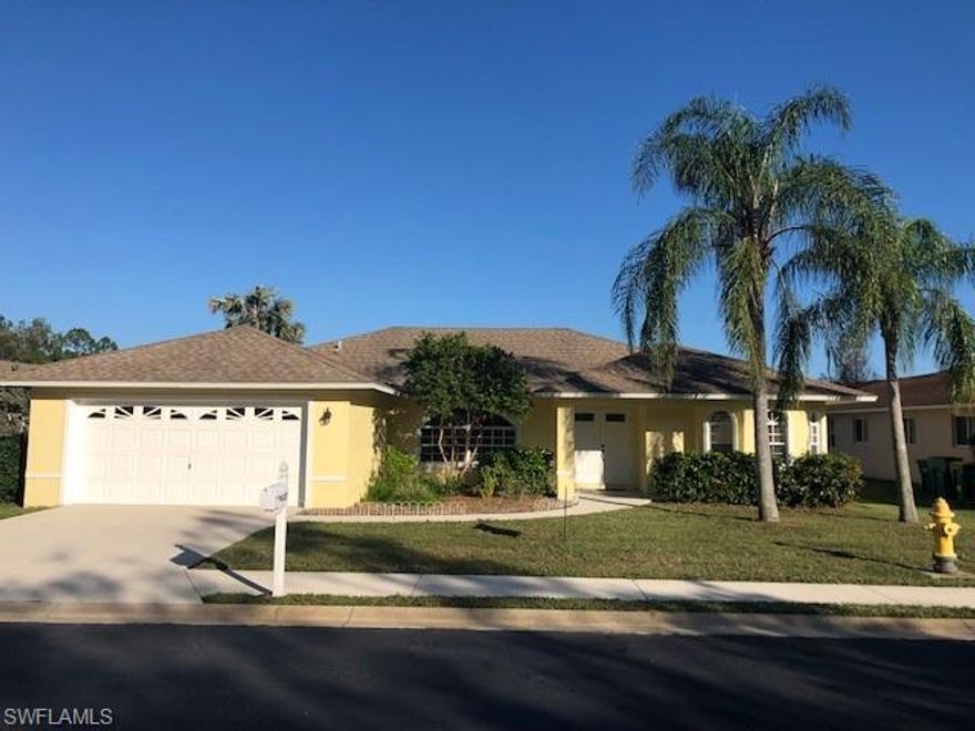 3/2, only one owner, long lake view, ready for your designer touches, 
very small & well maintained community, with low HOA dues, location is awesome!!!
Located off of Daniels Pkwy, between 41 & I-75.
Near the Bell Tower Shops, down the street from Gulf Coast Hospital, Minnesota Twins Stadium,
Publix Anchored Center and the New Whole Foods Store & Plaza.
Close to the Airport, Ft. Myers Beach & Sanibel Island.