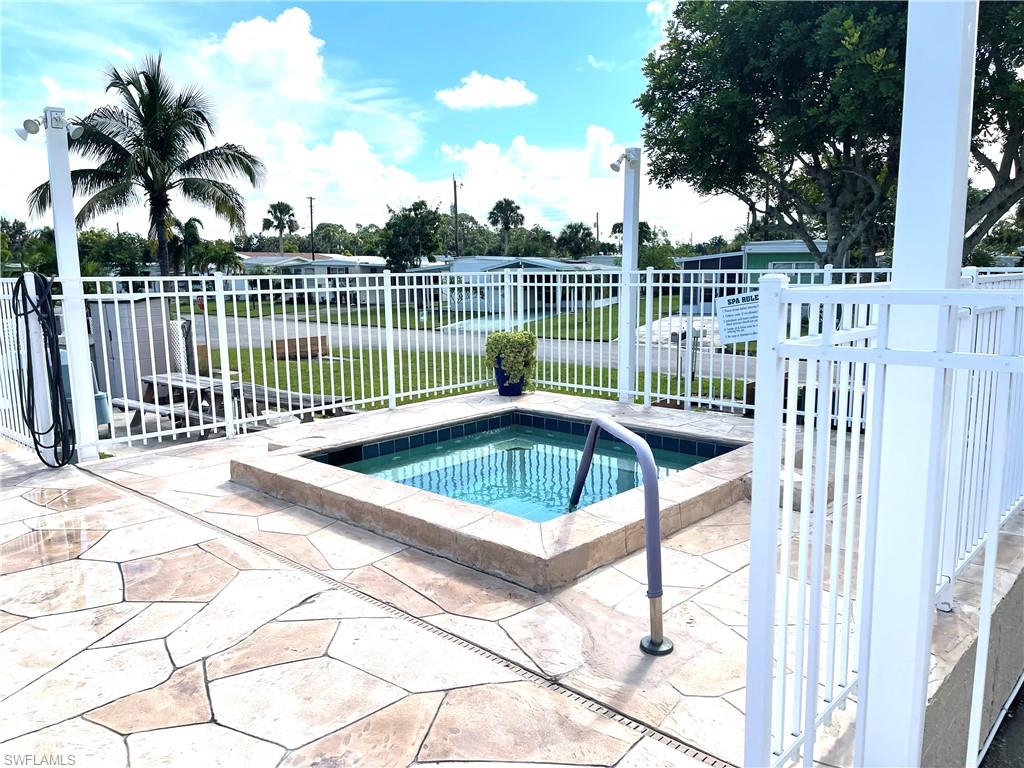 HOLIDAY MANOR - Residential