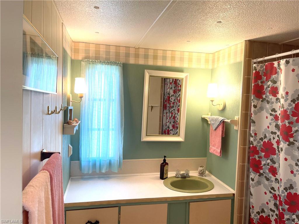 HOLIDAY MANOR - Residential