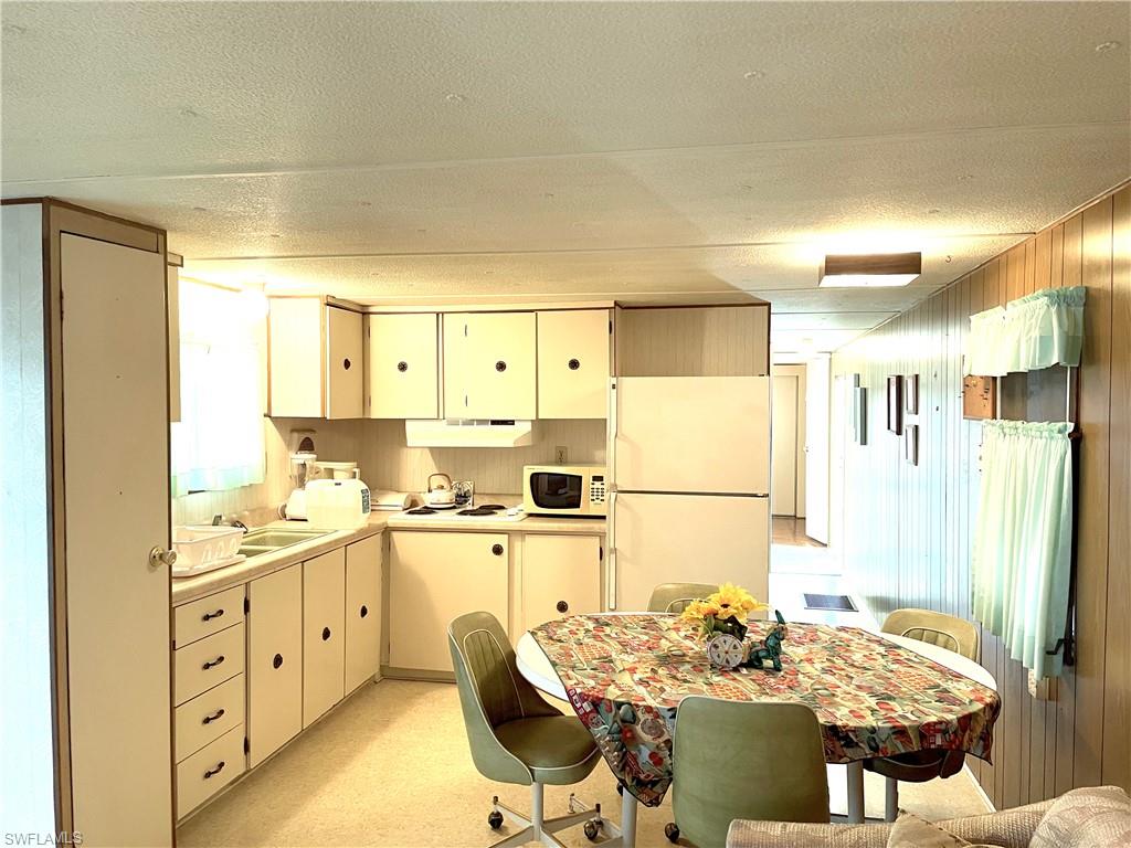 HOLIDAY MANOR - Residential