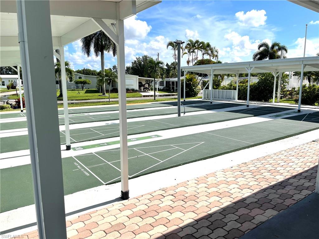 HOLIDAY MANOR - Residential